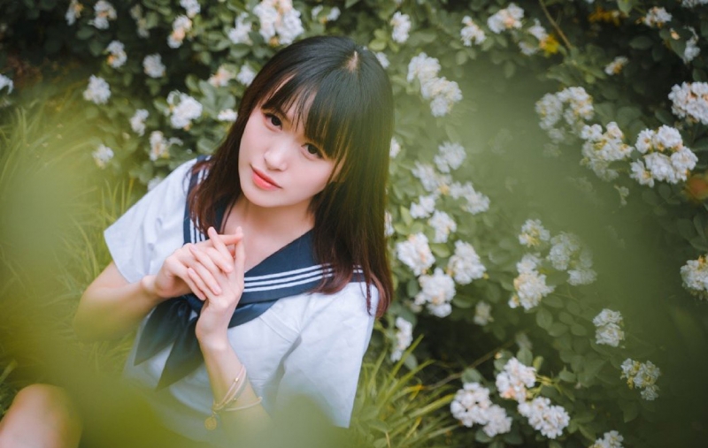 齐刘海学生妹水手制服草丛写真  第8张