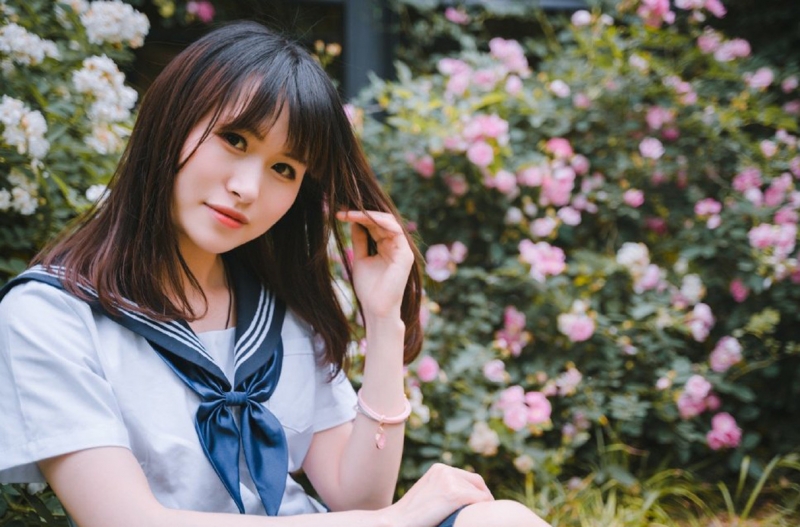 齐刘海学生妹水手制服草丛写真  第10张