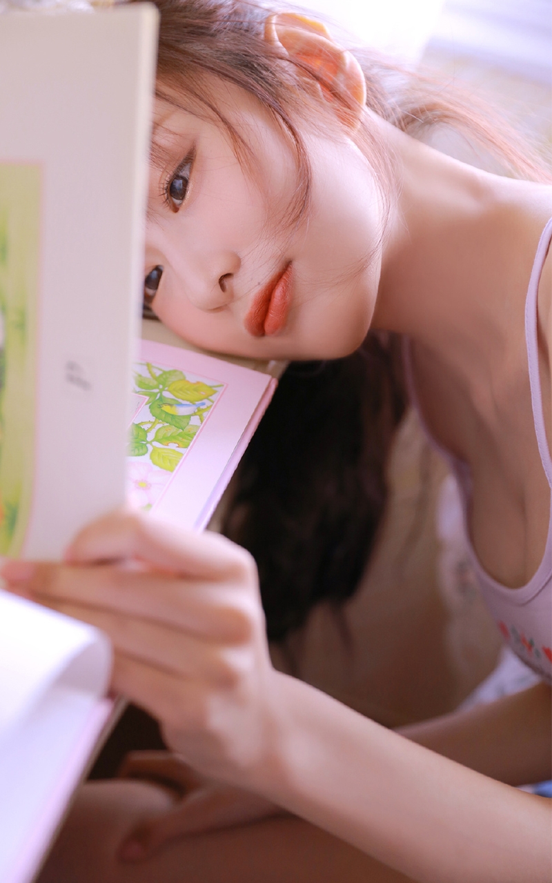 卷发美女吊带热裤细腰长腿写真  第3张