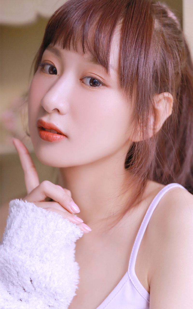卷发美女吊带热裤细腰长腿写真  第5张