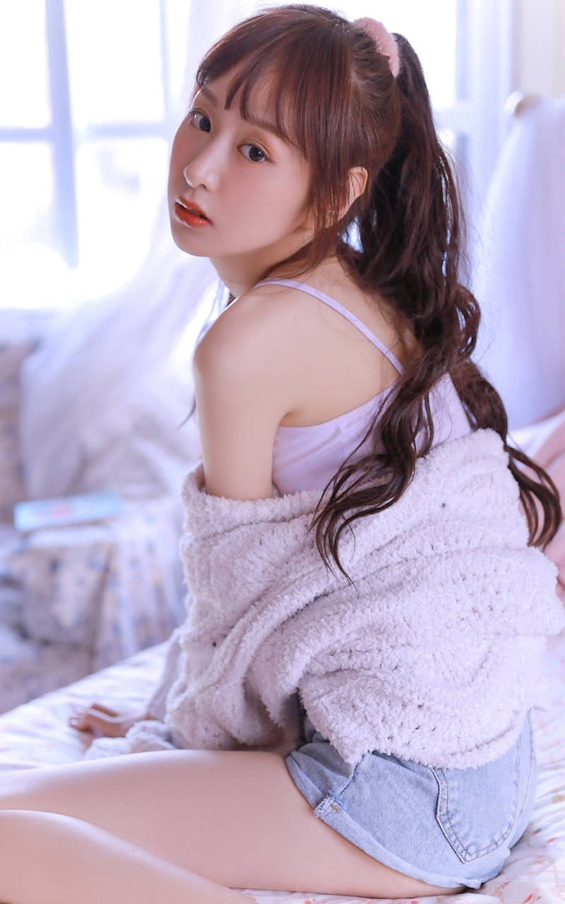 卷发美女吊带热裤细腰长腿写真  第7张