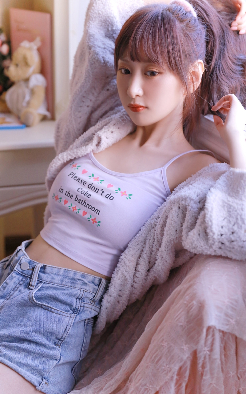 卷发美女吊带热裤细腰长腿写真  第9张