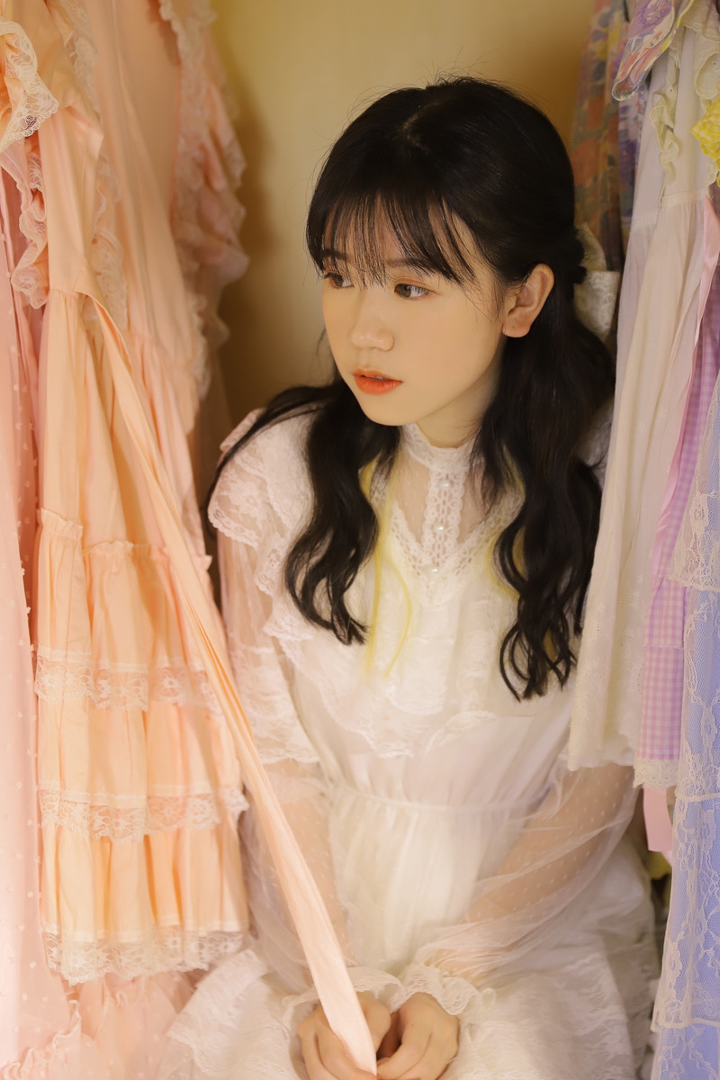 齐刘海萌妹子蕾丝纱裙私房写真  第4张