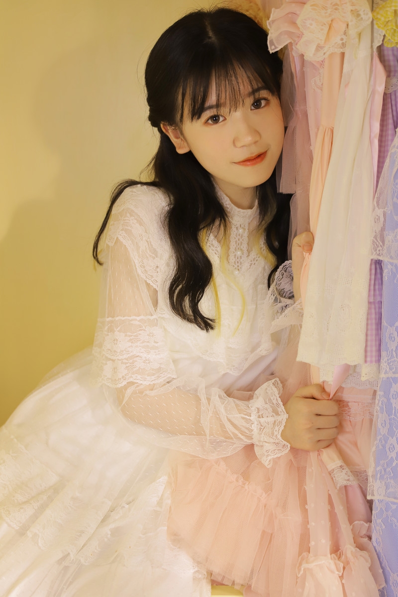 齐刘海萌妹子蕾丝纱裙私房写真  第7张