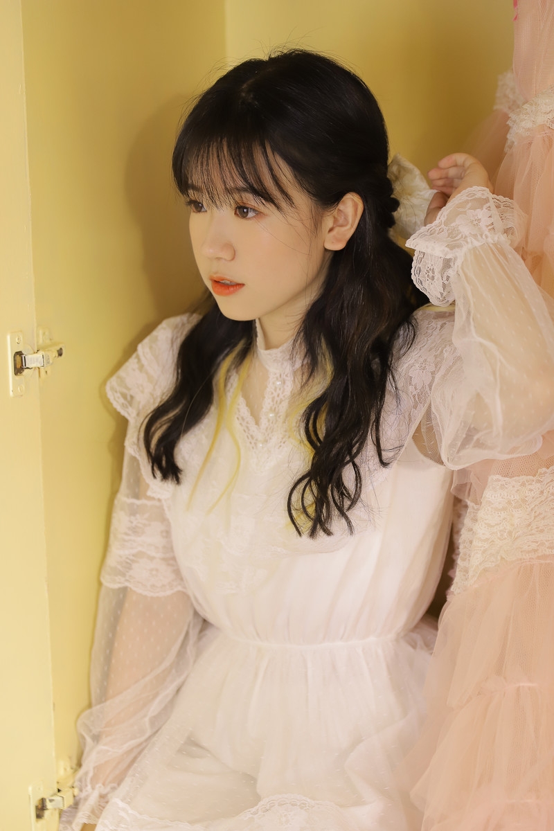 齐刘海萌妹子蕾丝纱裙私房写真  第8张