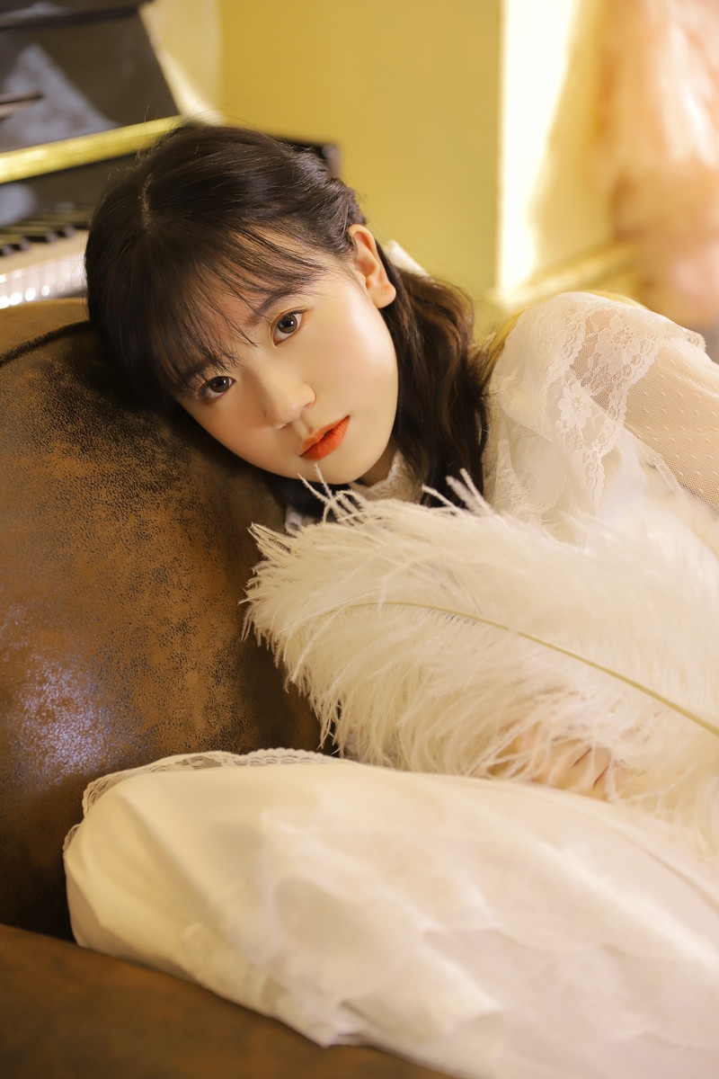 齐刘海萌妹子蕾丝纱裙私房写真  第10张