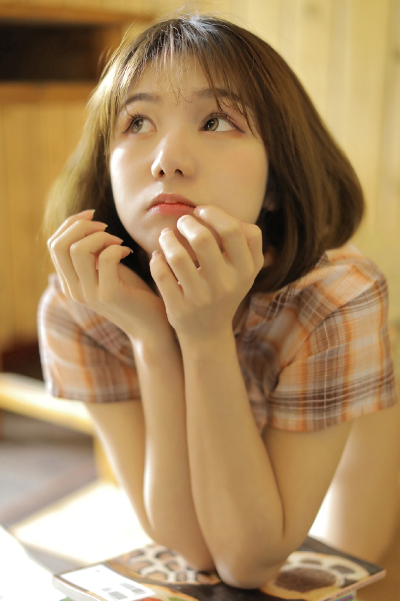 软萌少女齐肩短发俏皮可爱写真  第5张