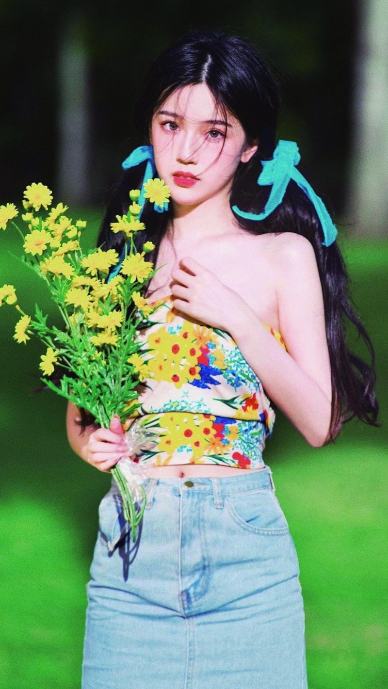 双马尾辫少女肤白貌美户外写真  第1张