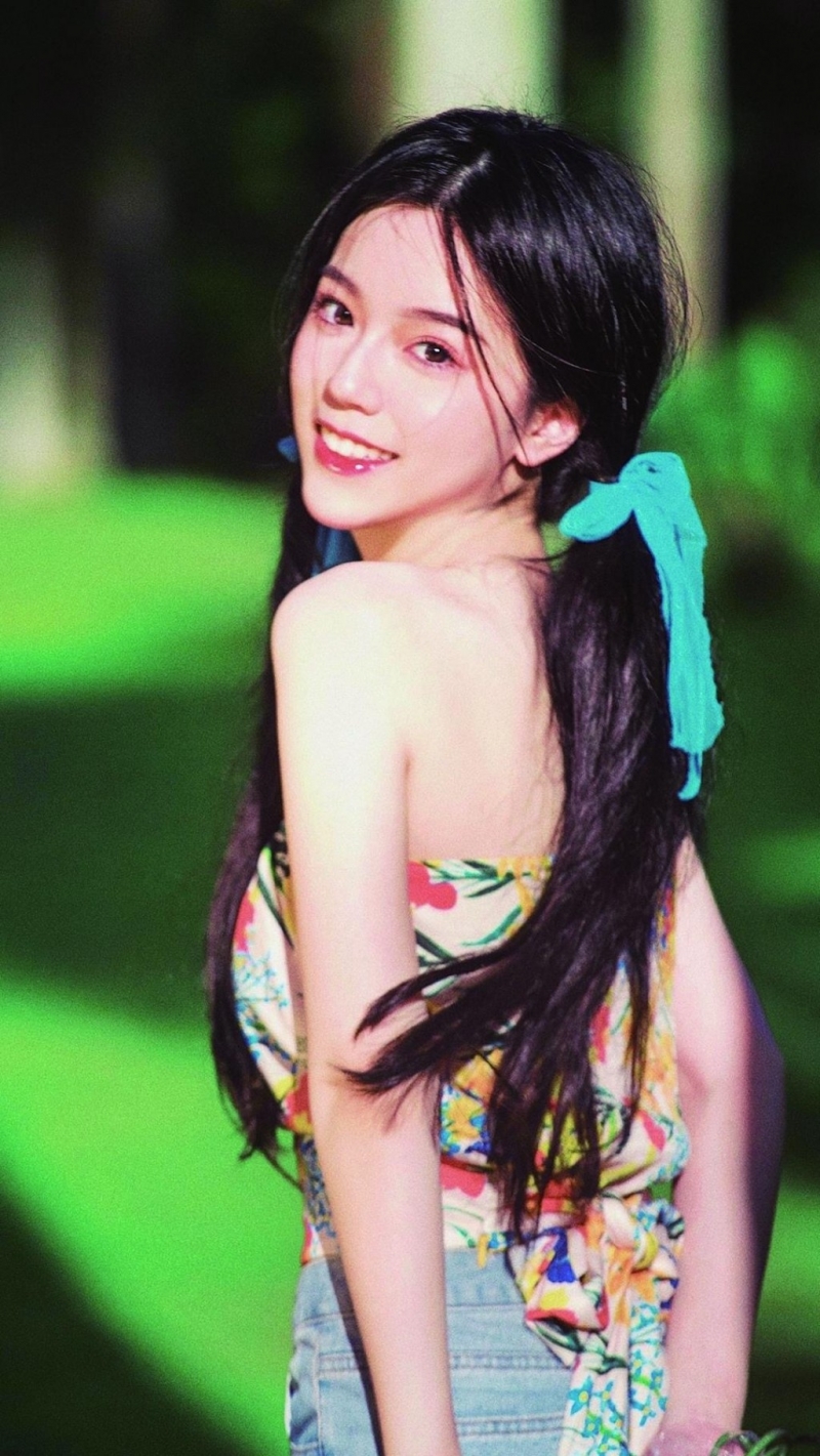 双马尾辫少女肤白貌美户外写真  第2张