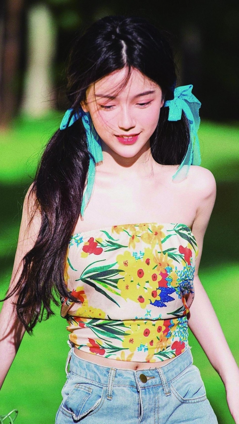 双马尾辫少女肤白貌美户外写真  第3张
