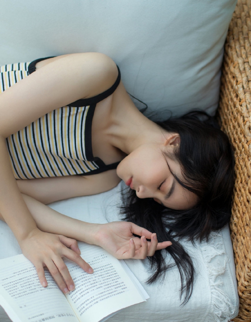条纹吊带裙美女搞怪卖萌生活照  第2张