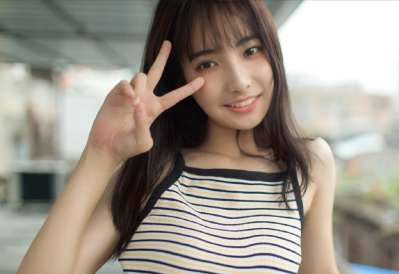 条纹吊带裙美女搞怪卖萌生活照  第5张