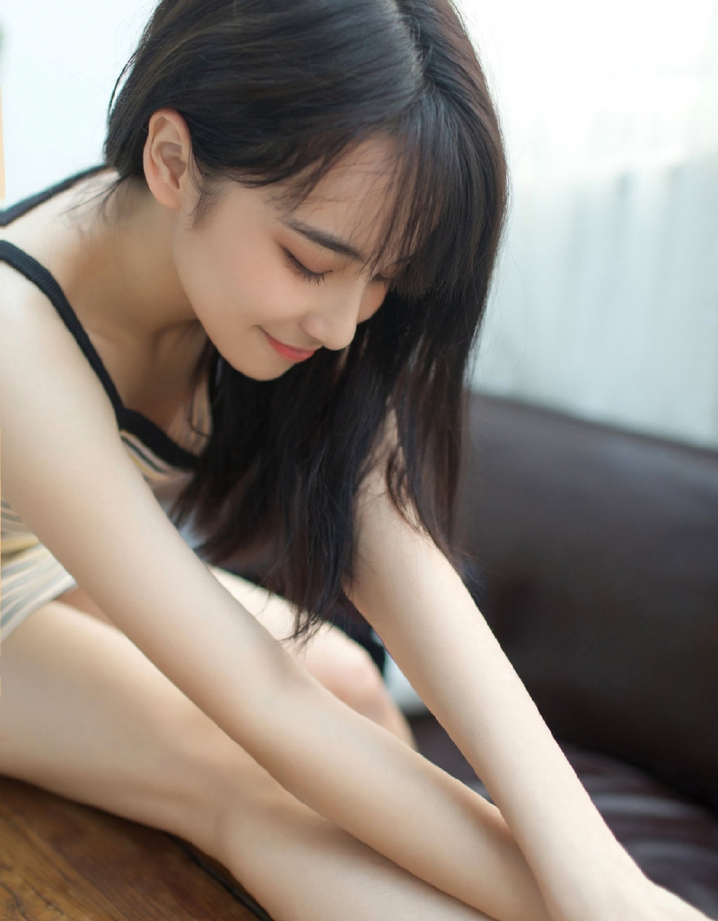 条纹吊带裙美女搞怪卖萌生活照  第7张