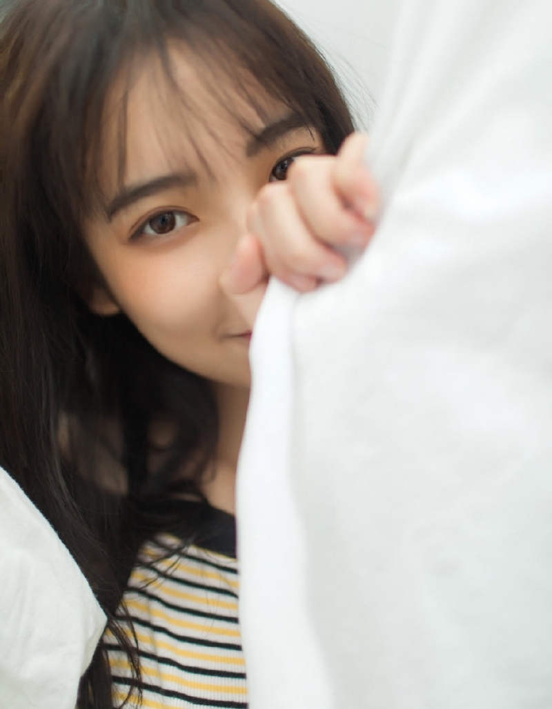 条纹吊带裙美女搞怪卖萌生活照  第9张