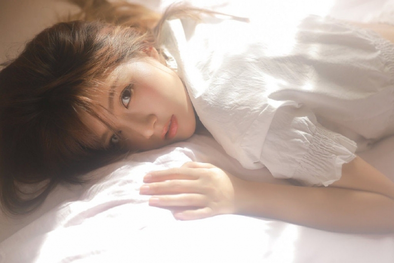 阳光下的早安少女床上慵懒写真  第1张