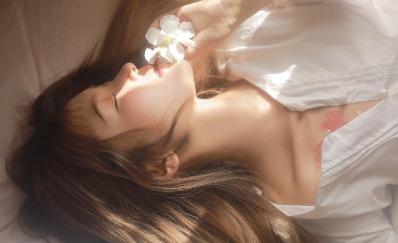 阳光下的早安少女床上慵懒写真  第3张