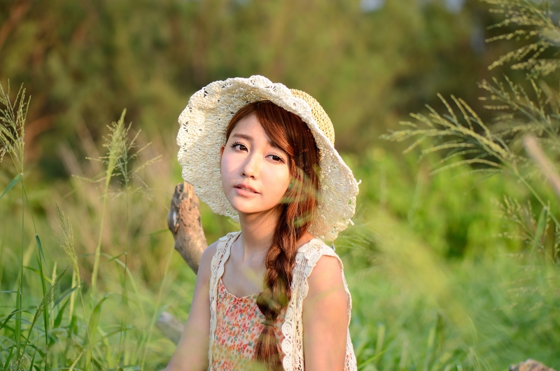韩式麻花辫美女碎花连衣裙写真  第1张