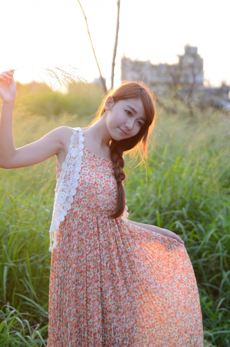 韩式麻花辫美女碎花连衣裙写真  第7张