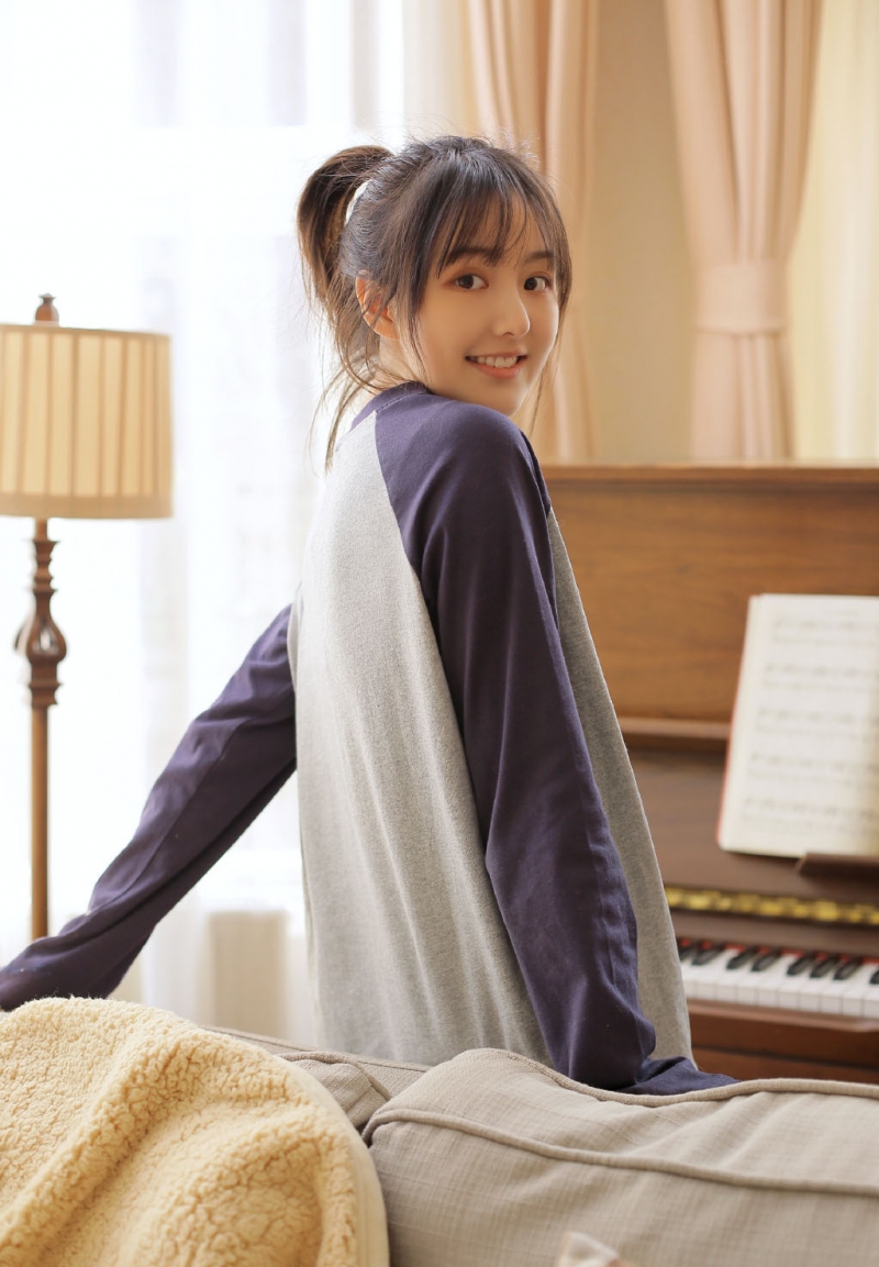 单马尾美女白皙大长腿私房写真  第2张