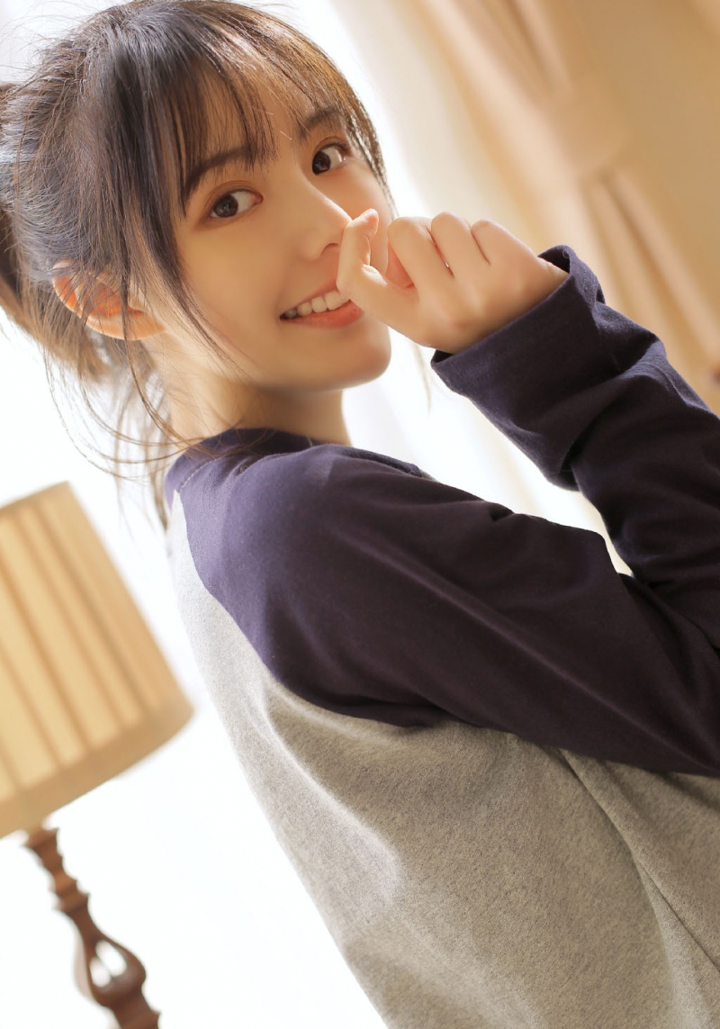 单马尾美女白皙大长腿私房写真  第3张