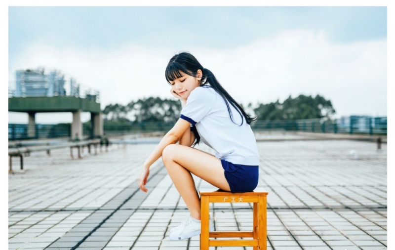 双马尾少女休闲体操服户外写真  第2张