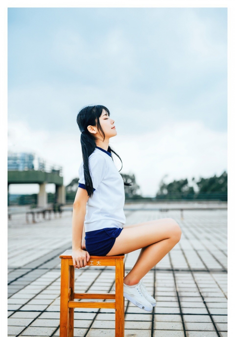 双马尾少女休闲体操服户外写真  第4张
