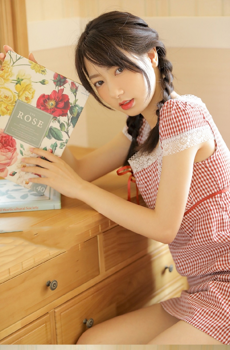 麻花辫小姐姐白丝美腿室内写真  第2张