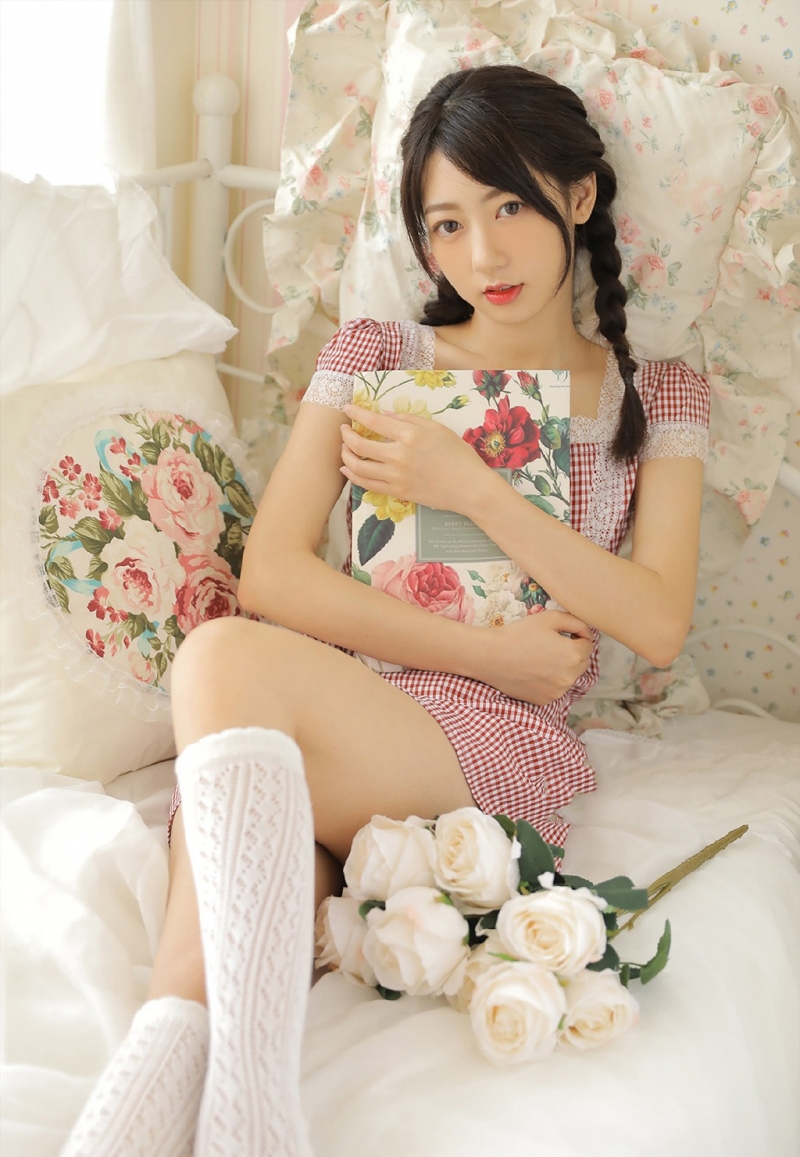麻花辫小姐姐白丝美腿室内写真  第4张