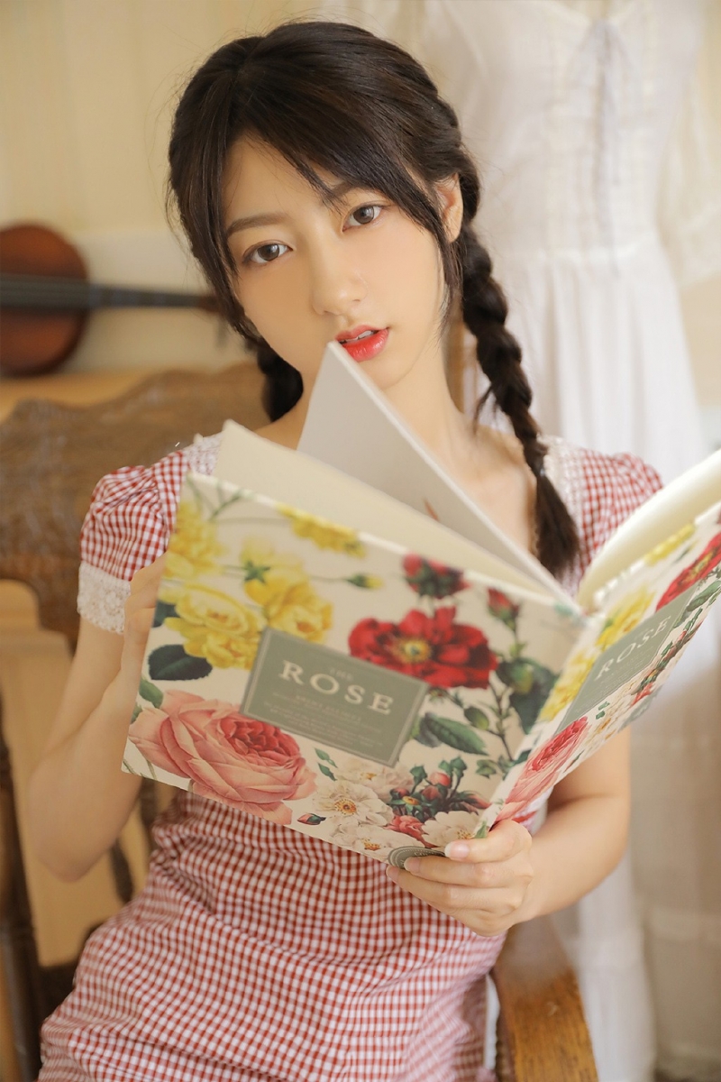 麻花辫小姐姐白丝美腿室内写真  第5张