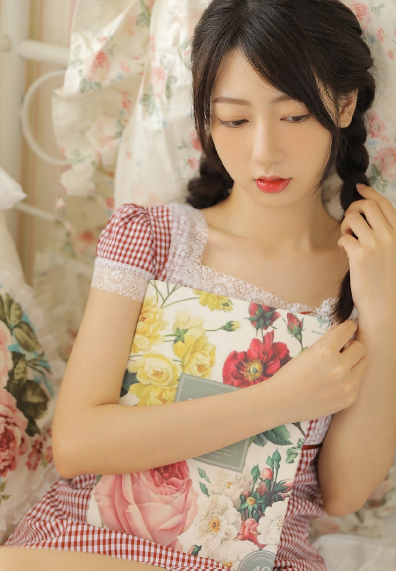 麻花辫小姐姐白丝美腿室内写真  第8张