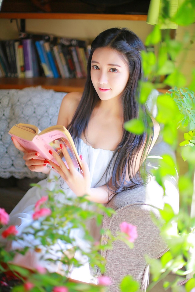 黑长直发美女清新气质户外写真  第3张
