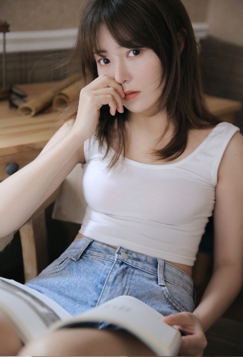 邻家小妹小蛮腰纤细少女写真  第3张