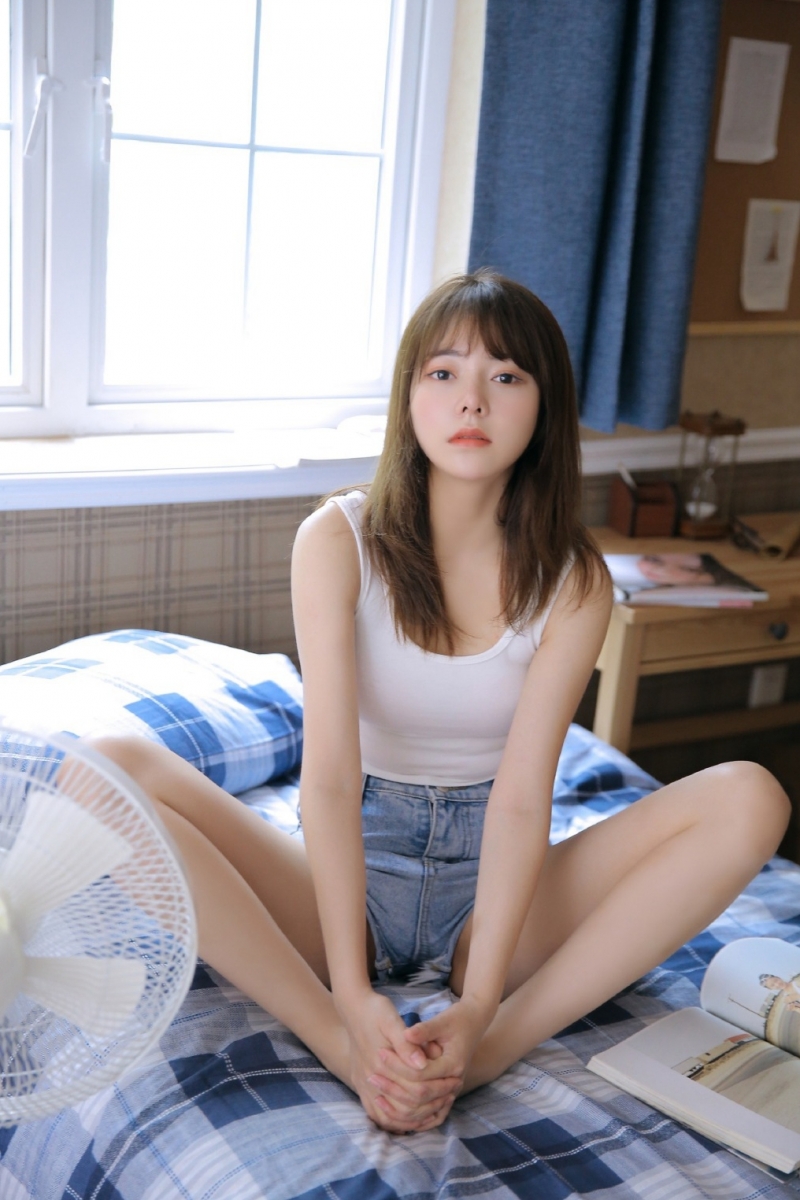 邻家小妹小蛮腰纤细少女写真  第8张