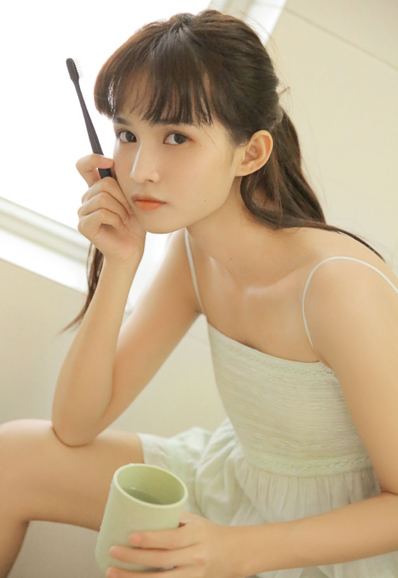 卫生间美少女俏皮可爱居家写真  第2张