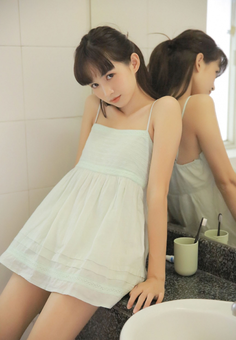 卫生间美少女俏皮可爱居家写真  第3张