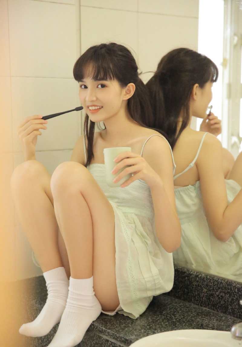 卫生间美少女俏皮可爱居家写真  第4张