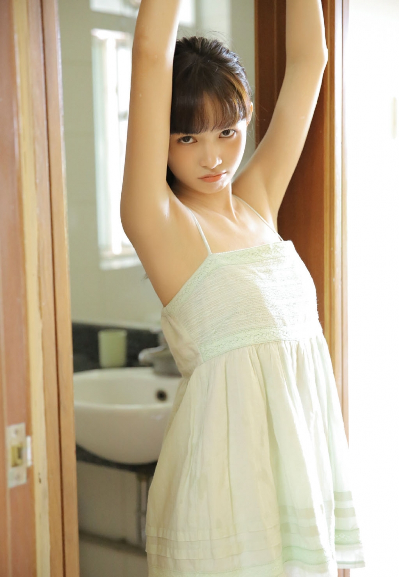 卫生间美少女俏皮可爱居家写真  第7张