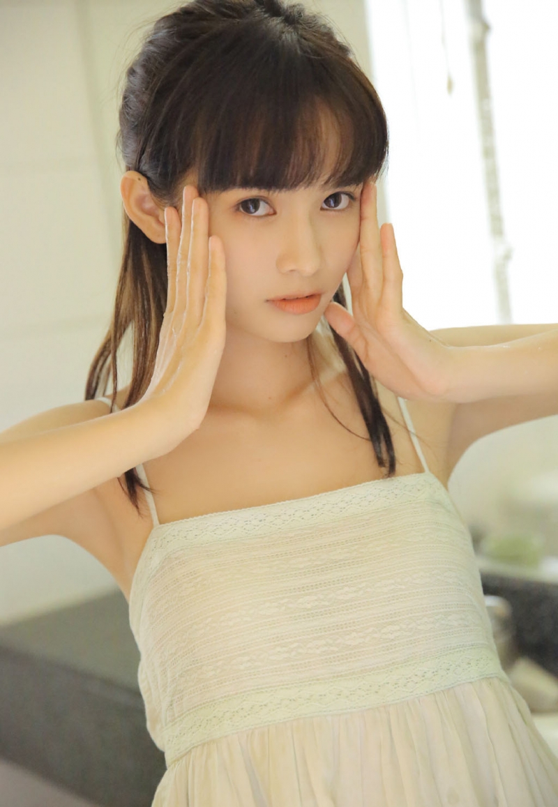 卫生间美少女俏皮可爱居家写真  第8张