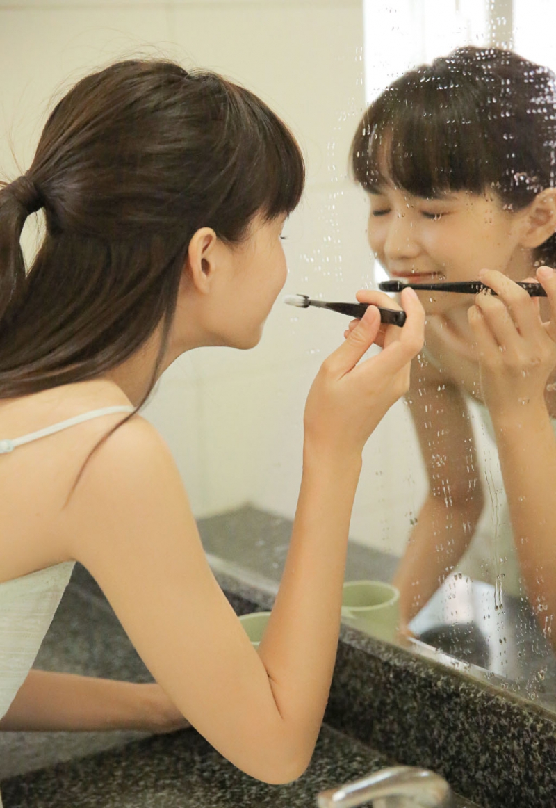 卫生间美少女俏皮可爱居家写真  第9张