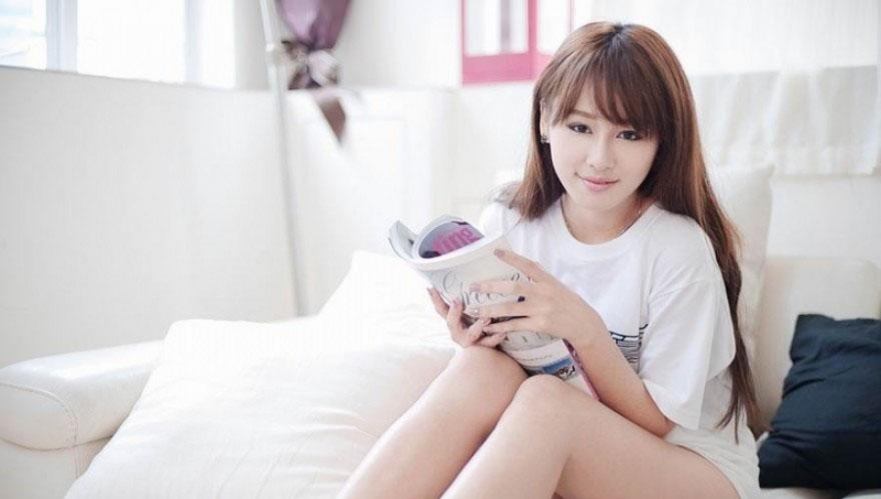 清纯美女长发披肩室内个人写真  第4张