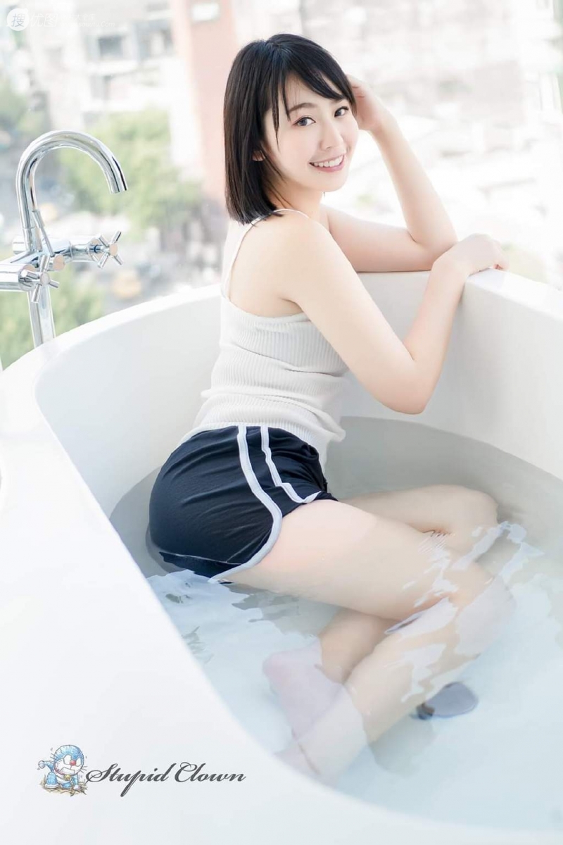 齐肩短发美女浴室湿身诱惑写真  第3张