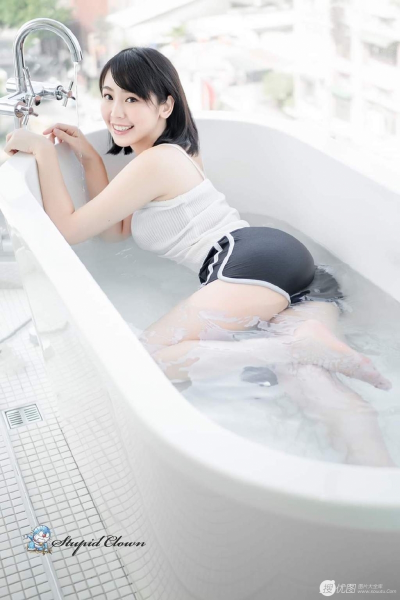 齐肩短发美女浴室湿身诱惑写真  第5张