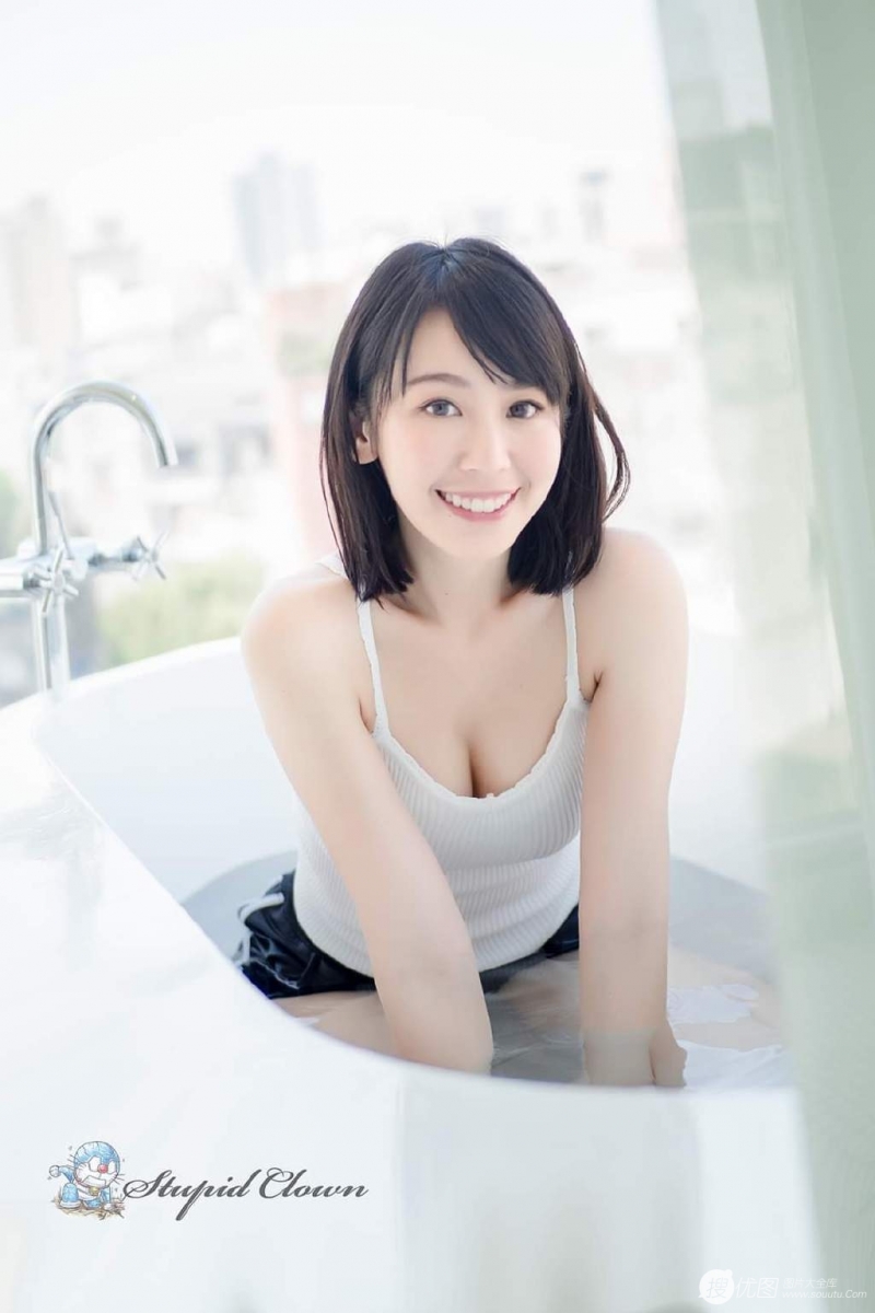 齐肩短发美女浴室湿身诱惑写真  第8张