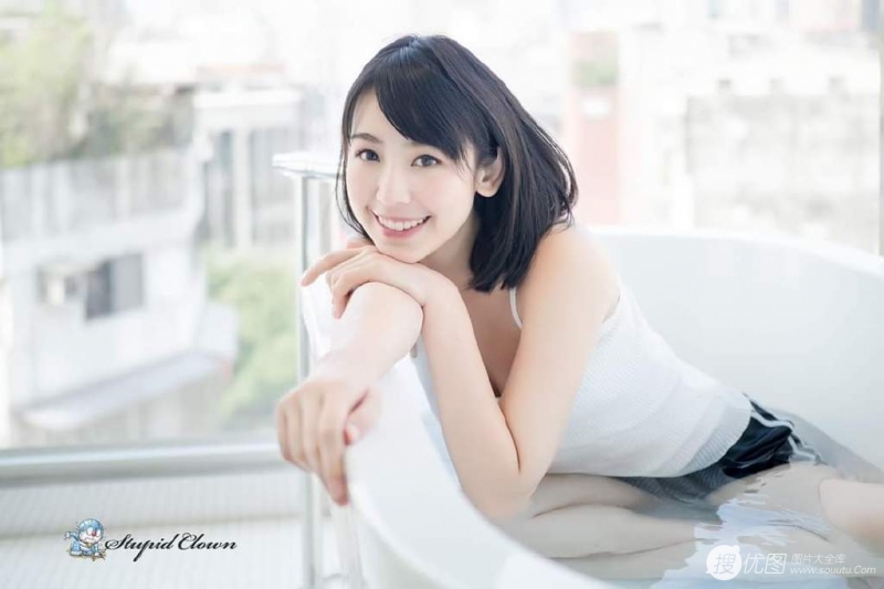 齐肩短发美女浴室湿身诱惑写真  第9张