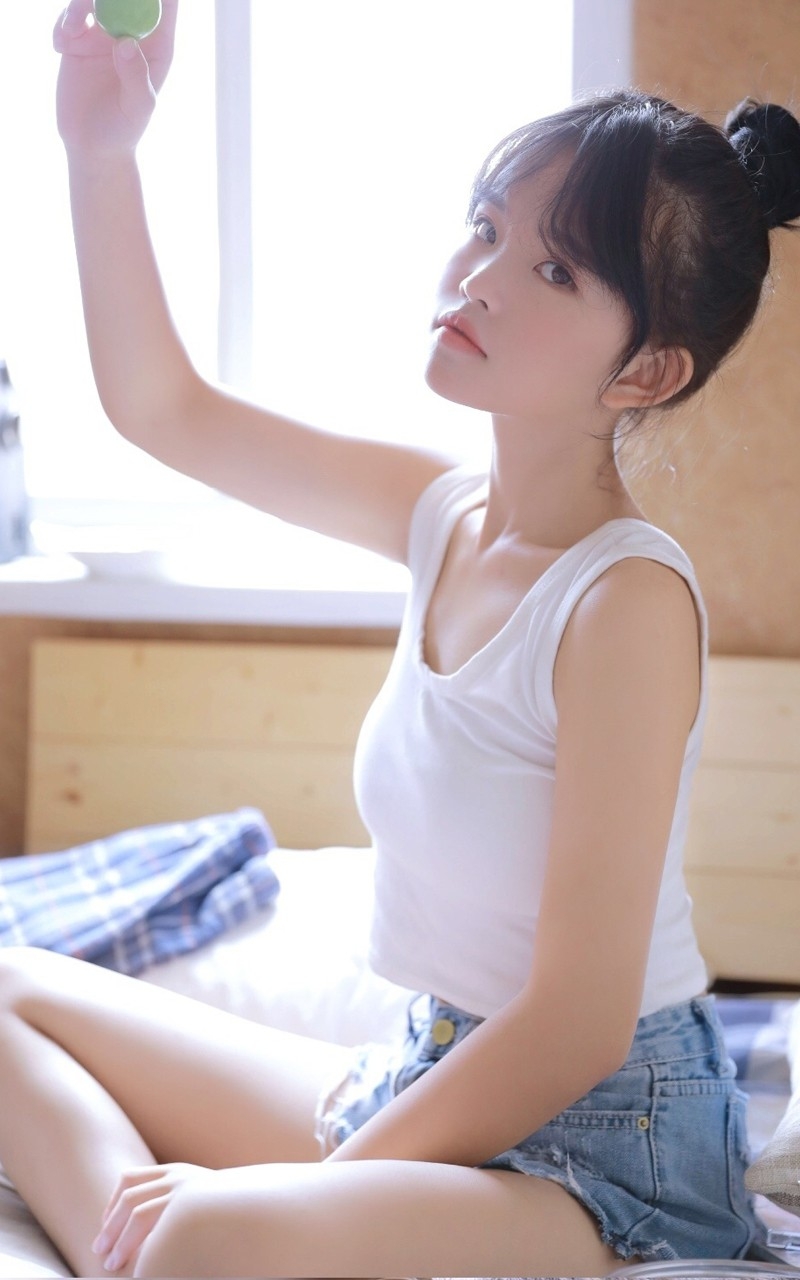 丸子头萌妹子背心热裤私房写真  第3张