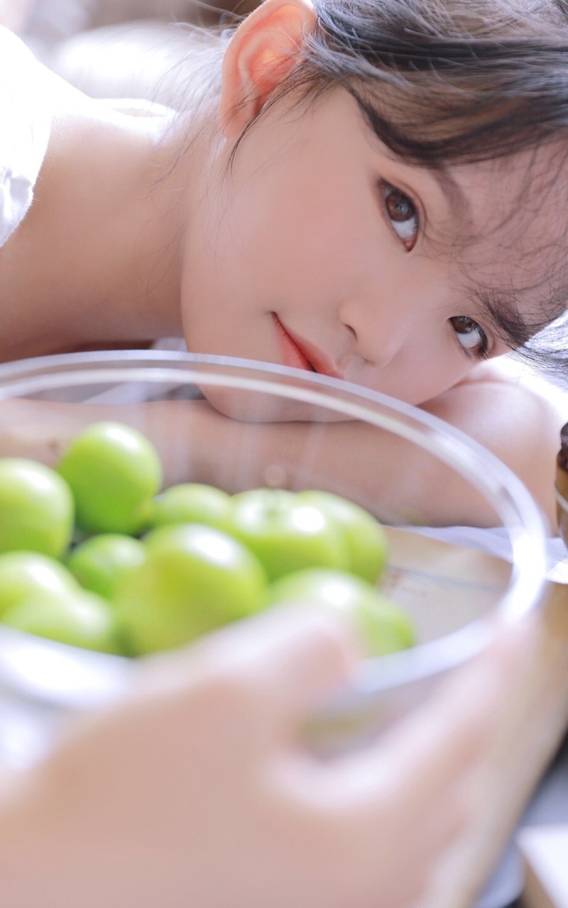 丸子头萌妹子背心热裤私房写真  第4张