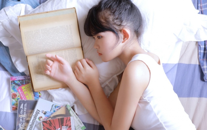 丸子头萌妹子背心热裤私房写真  第5张