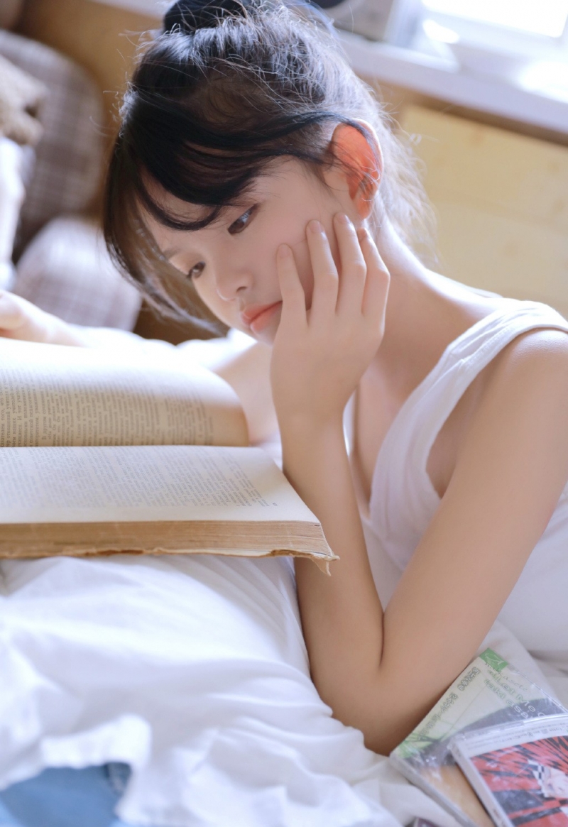 丸子头萌妹子背心热裤私房写真  第8张