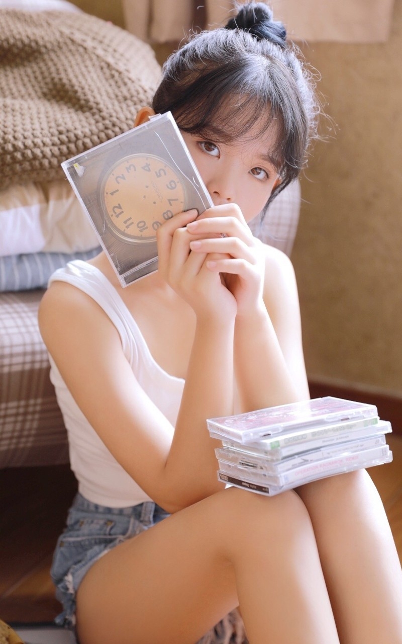 丸子头萌妹子背心热裤私房写真  第10张