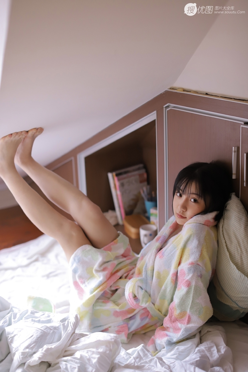 可爱短发妹子床上慵懒惬意写真  第3张